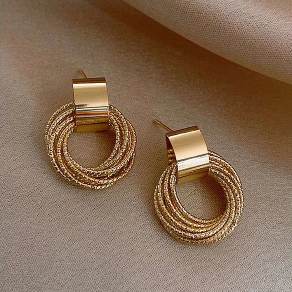 Luxe Golden Elegant Statement Earrings - Picture 4 of 4